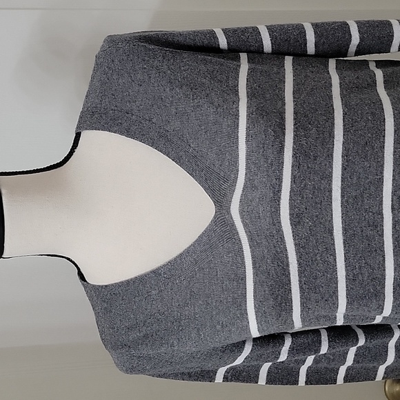 Old Navy Size S Gray with White Stripe V Neck Long Sleeve Knit Lightweight Top - Picture 2 of 11
